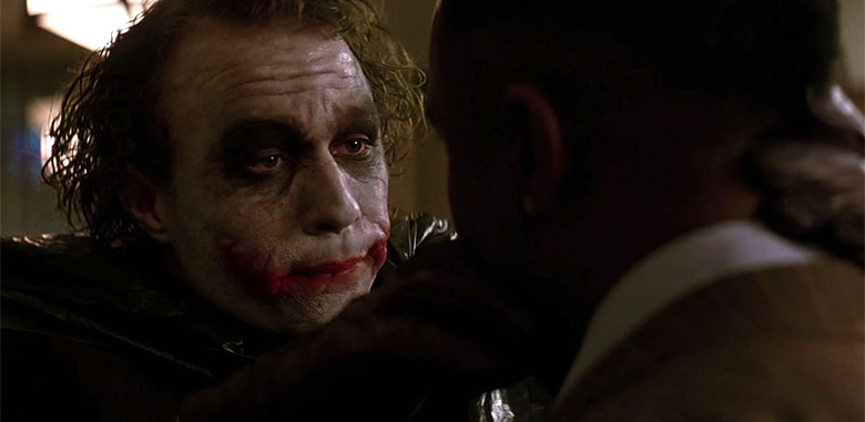 الجوكر يحكي قصة ندوبه في مشهد مرعب ومؤثر